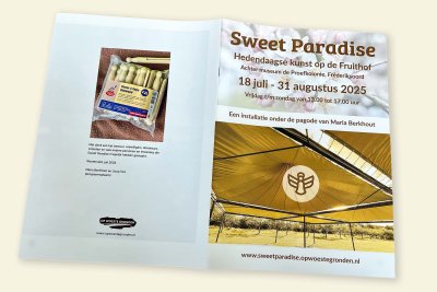De voor- en achterkant van de brochure 'Sweet Paradise'.